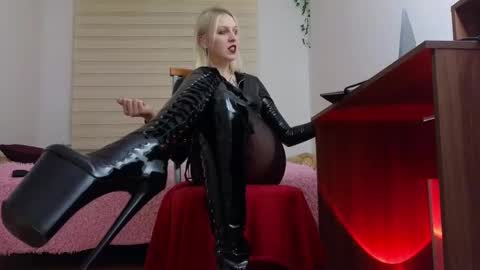 Snapshot of marthahoffman chatting on March 3, 7:35 pm Ultimate Goddess online show from March 3, 7:35 pm