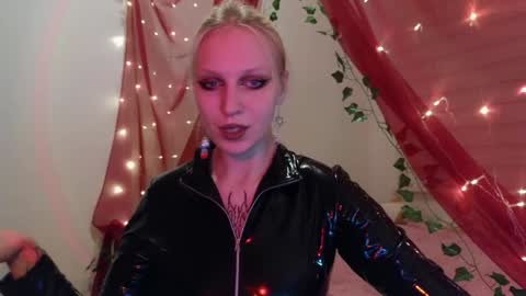 Snapshot of marthahoffman chatting on January 20, 6:43 pm Ultimate Goddess online show from January 20, 6:43 pm