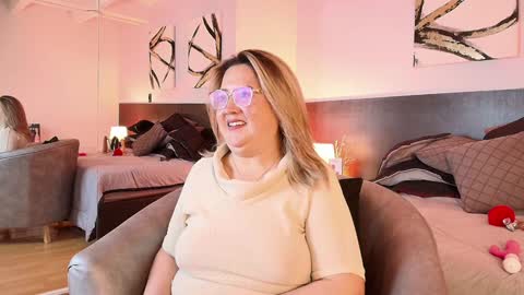 Snapshot of martinacaicedo chatting on February 8, 9:13 am Martina Caicedo online show from February 8, 9:13 am