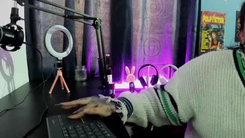 Snapshot of martinarouseee chatting on December 27, 6:53 pm Val online show from December 27, 6:53 pm