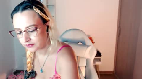 Snapshot of maryline_w chatting on October 16, 9:39 pm maryline online show from October 16, 9:39 pm