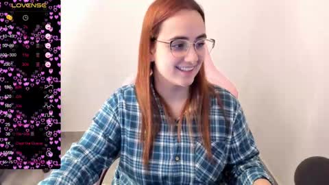 Snapshot of maryluna95 chatting on March 5, 6:01 am Dulce Maria online show from March 5, 6:01 am