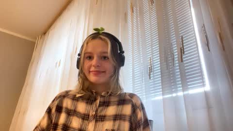 Stella online show from December 18, 10:20 am