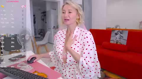 Mary online show from July 6, 3:03 pm