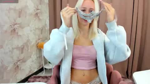 Snapshot of maryy_senn chatting on October 13, 2:47 am Luucy UTC1 Mon Tue Wed Thu Fri 0500-1130 online show from October 13, 2:47 am