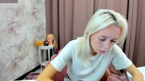 Snapshot of maryy_senn chatting on October 15, 3:09 am Luucy UTC1 Mon Tue Wed Thu Fri 0500-1130 online show from October 15, 3:09 am