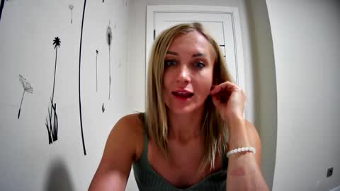 Snapshot of maryyemm chatting on October 12, 8:11 pm maryyemm online show from October 12, 8:11 pm