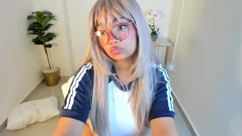 Snapshot of mathilde_lina chatting on September 29, 3:55 am Mathilde online show from September 29, 3:55 am