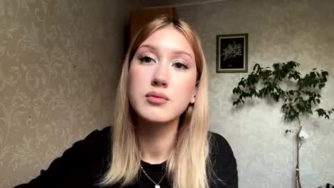 Mia online show from July 23, 3:31 pm