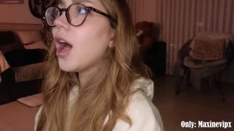 Maxine online show from December 19, 1:10 am