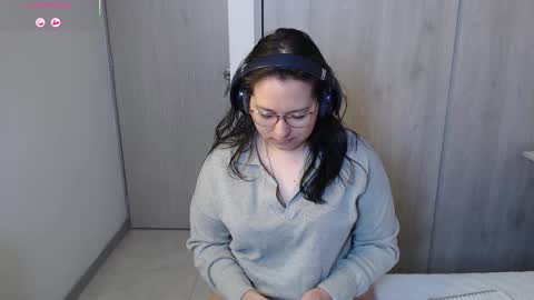 Snapshot of may_bloom chatting on October 18, 8:32 pm May online show from October 18, 8:32 pm