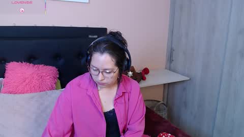 Snapshot of may_bloom chatting on September 25, 11:35 pm May online show from September 25, 11:35 pm