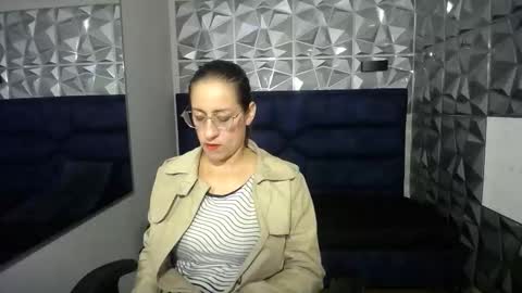 Snapshot of maya25_ chatting on October 2, 12:21 pm Maya online show from October 2, 12:21 pm