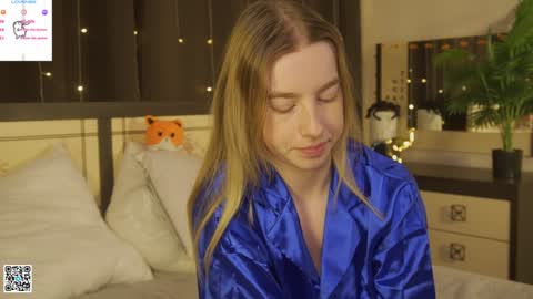 Snapshot of maydaedgin chatting on January 6, 8:07 pm Violet online show from January 6, 8:07 pm