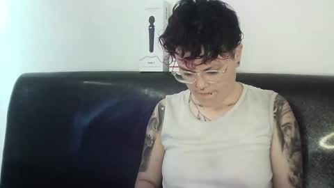 Snapshot of megan_coop3r_ chatting on February 17, 7:23 pm Megan and sophi online show from February 17, 7:23 pm