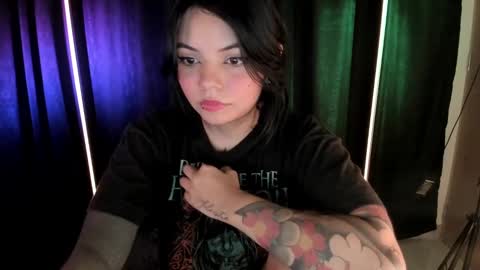 Snapshot of megan_evaans chatting on December 6, 8:39 pm welcome guys please help me to reach 100 hands up Thanks online show from December 6, 8:39 pm