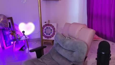                 Laura                 online show from March 30, 9:47 pm