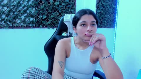 Snapshot of megan_whitte_01 chatting on February 6, 2:33 am megan white 01  online show from February 6, 2:33 am