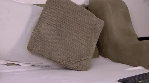 meganvond online show from April 28, 7:01 am