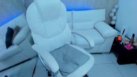 Snapshot of meggan_07 chatting on February 6, 3:37 am meggan online show from February 6, 3:37 am
