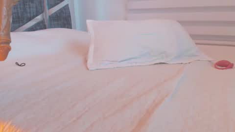 Snapshot of meghann_sweet chatting on September 24, 5:06 am meghann_sweet online show from September 24, 5:06 am
