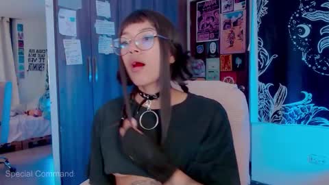 Snapshot of mel_dahlia chatting on October 8, 1:10 am Melissa - - Please help me to reach 100 thumbs up online show from October 8, 1:10 am