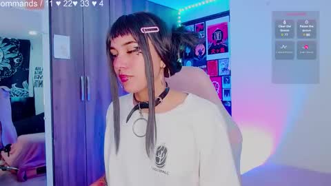 Snapshot of mel_dahlia chatting on January 22, 3:51 pm Melissa - - Please help me to reach 100 thumbs up online show from January 22, 3:51 pm