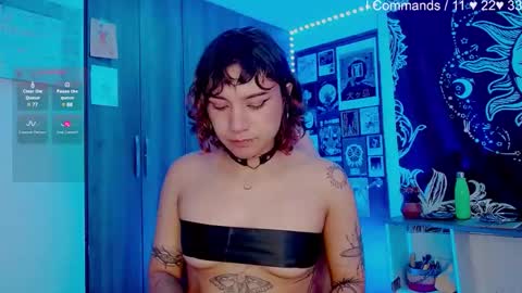 Snapshot of mel_dahlia chatting on December 10, 3:55 pm Melissa - - Please help me to reach 100 thumbs up online show from December 10, 3:55 pm