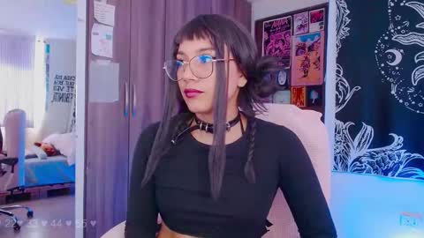 Snapshot of mel_dahlia chatting on September 13, 5:43 pm Melissa - - Please help me to reach 100 thumbs up online show from September 13, 5:43 pm