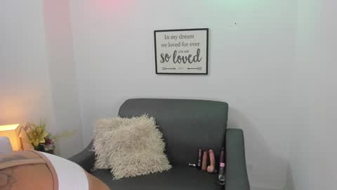 Snapshot of melan_owen chatting on February 3, 11:09 am melan_owen online show from February 3, 11:09 am