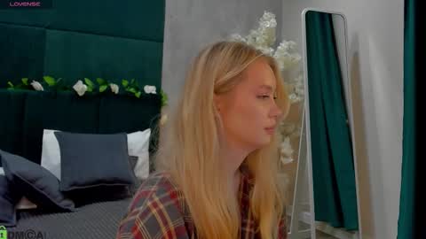 Melanie online show from November 22, 1:19 am