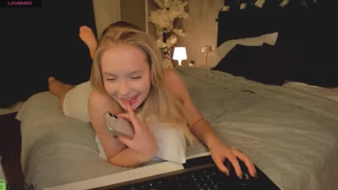 Melanie online show from November 27, 1:19 am