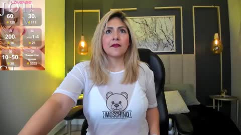 Snapshot of melanie_silver_ chatting on February 20, 10:04 pm Melanie online show from February 20, 10:04 pm