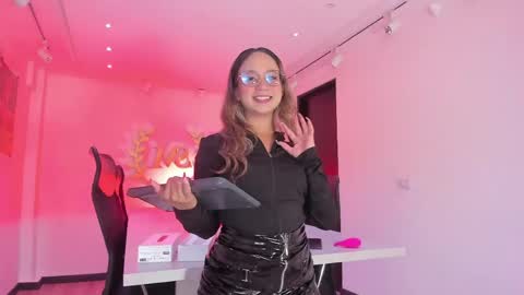 MelanieRoah online show from May 17, 1:10 pm