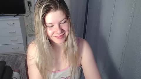 Snapshot of melissa__ray chatting on February 3, 2:14 am Melissa Ray online show from February 3, 2:14 am