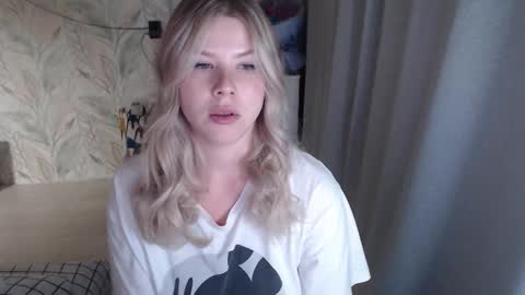 Snapshot of melissa__ray chatting on September 28, 5:40 pm Melissa Ray online show from September 28, 5:40 pm