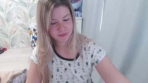Snapshot of melissa__ray chatting on September 23, 4:43 am Melissa Ray online show from September 23, 4:43 am