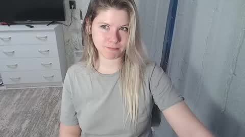 Snapshot of melissa__ray chatting on February 4, 2:39 am Melissa Ray online show from February 4, 2:39 am