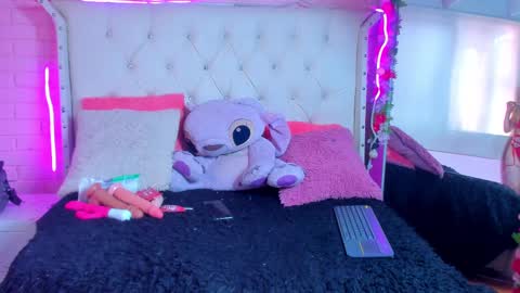 Snapshot of melissa_walker_ chatting on February 15, 6:44 pm Meli online show from February 15, 6:44 pm