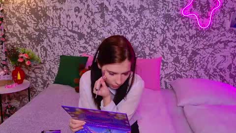 mellhyees online show from March 30, 5:45 pm