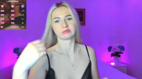 Snapshot of mellina_tey chatting on December 3, 9:45 pm Mellina online show from December 3, 9:45 pm