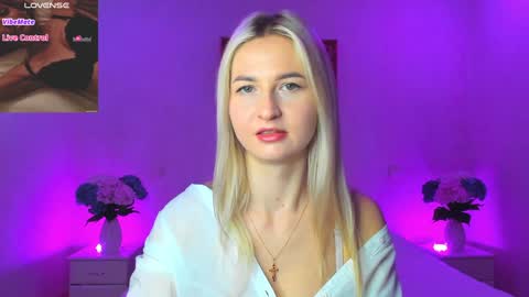 Snapshot of mellina_tey chatting on December 4, 8:18 pm Mellina online show from December 4, 8:18 pm