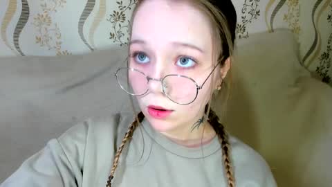 MelMooon online show from January 18, 11:45 pm