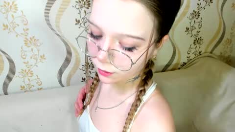 MelMooon online show from November 20, 7:37 pm