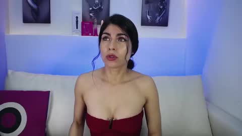 Snapshot of melodiroux_ chatting on September 15, 2:47 pm Melodi online show from September 15, 2:47 pm