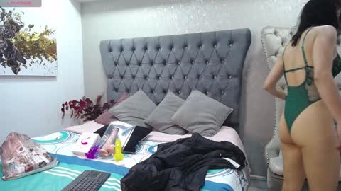 Snapshot of melodiroux_ chatting on January 26, 1:04 pm Melodi online show from January 26, 1:04 pm