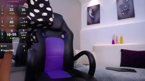 Snapshot of melodiroux_ chatting on September 26, 2:25 pm Melodi online show from September 26, 2:25 pm