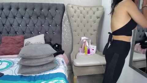 Snapshot of melodiroux_ chatting on January 31, 1:23 pm Melodi online show from January 31, 1:23 pm