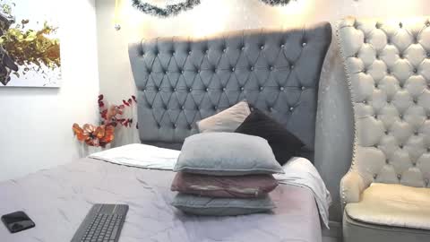 Snapshot of melodiroux_ chatting on January 3, 4:16 pm Melodi online show from January 3, 4:16 pm