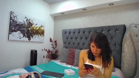Snapshot of melodiroux_ chatting on February 3, 12:25 pm Melodi online show from February 3, 12:25 pm
